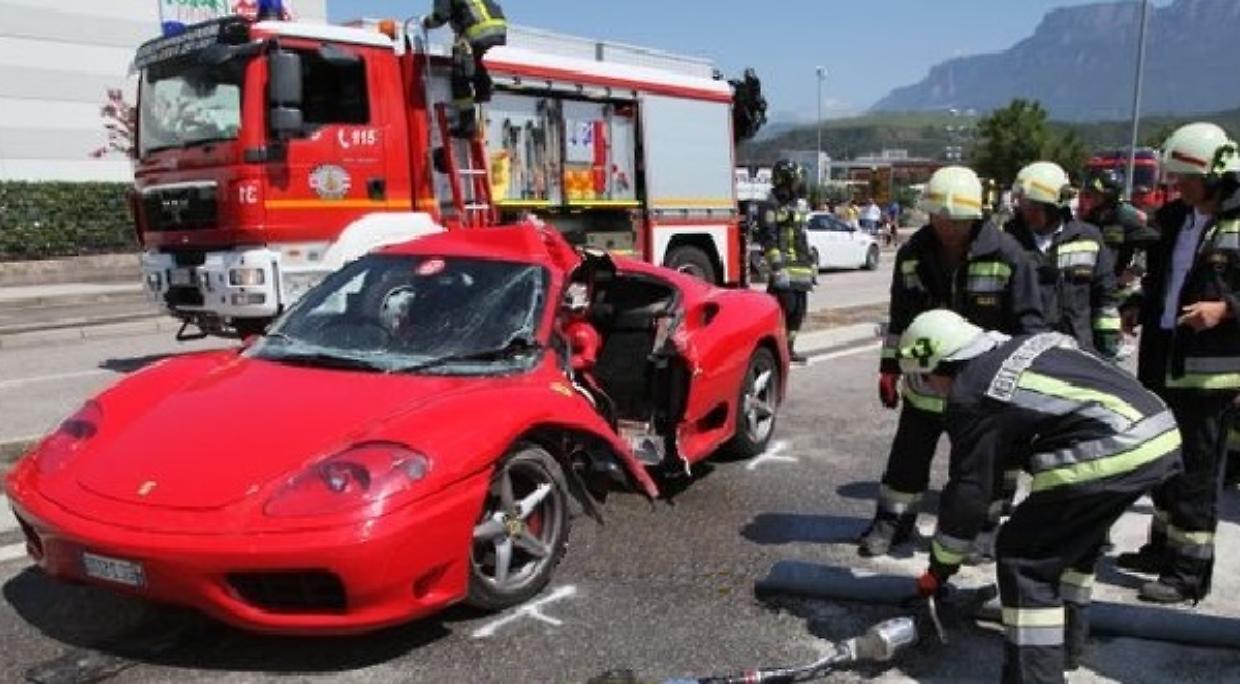 Ferrari 812 Superfast si schianta in tangenziale: traffico in tilt a Modena