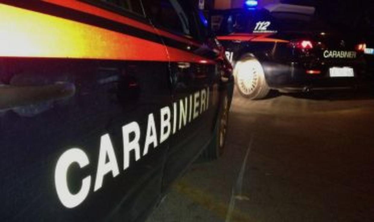 Furto nella notte a Correggio: sottratto il fondo cassa di un bar, indagini in corso