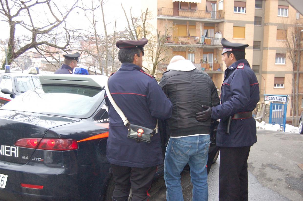 Allenatore di pallavolo arrestato per abusi sessuali e manipolazioni su ragazze minorenni