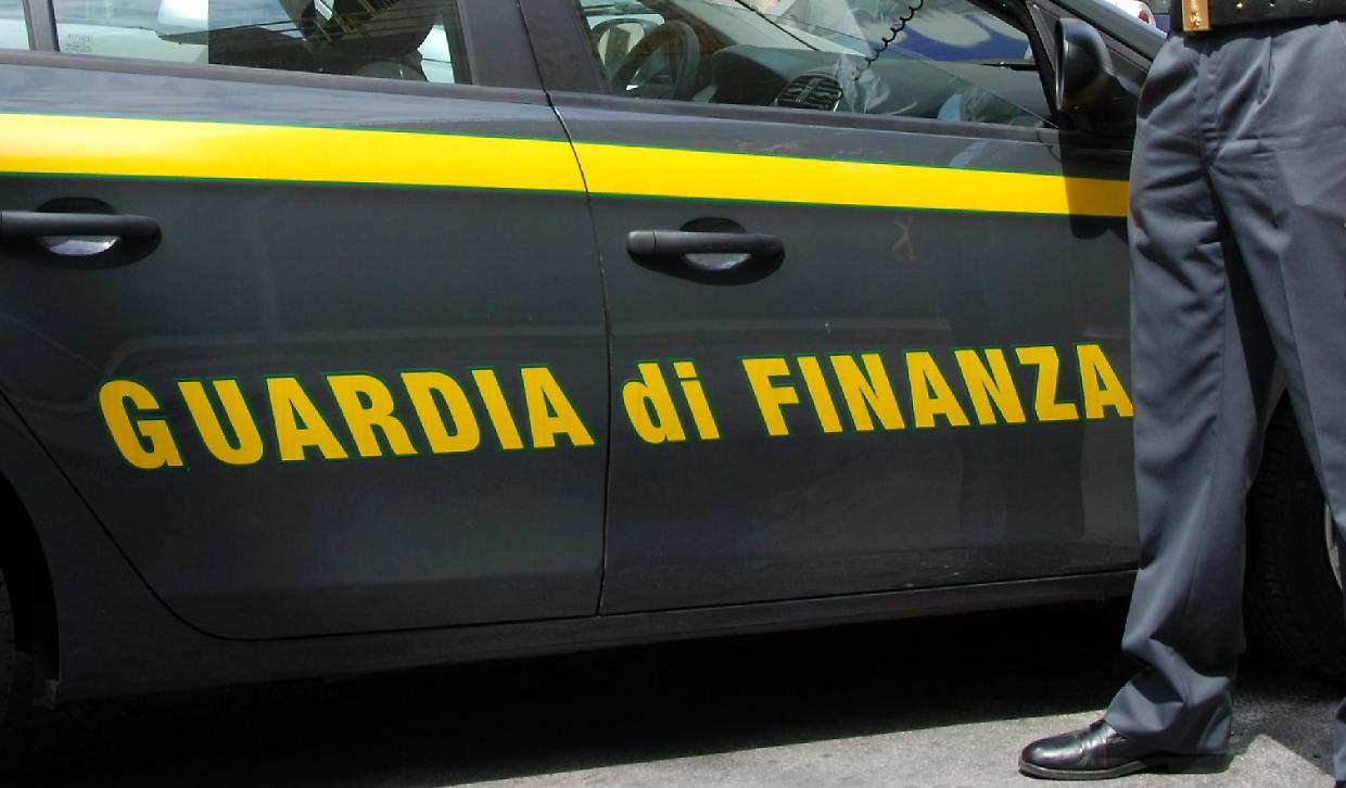 Contrabbando di sigarette: sequestrati 44 kg all'aeroporto di Bologna