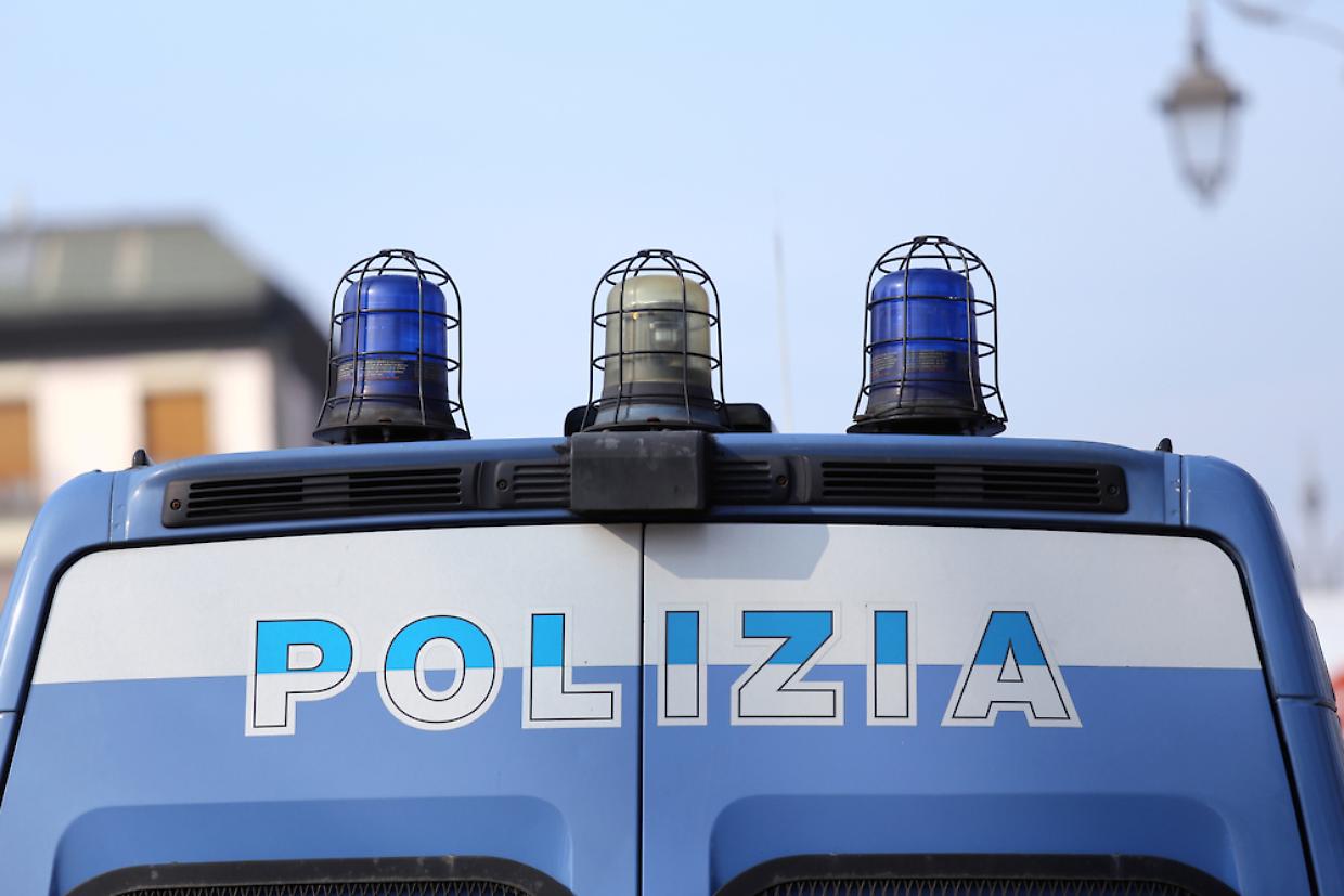 Poliziotti Accerchiati a Bologna: La Sicurezza Pubblica Messa a Rischio da una Folla di Sostenitori dei Pusher