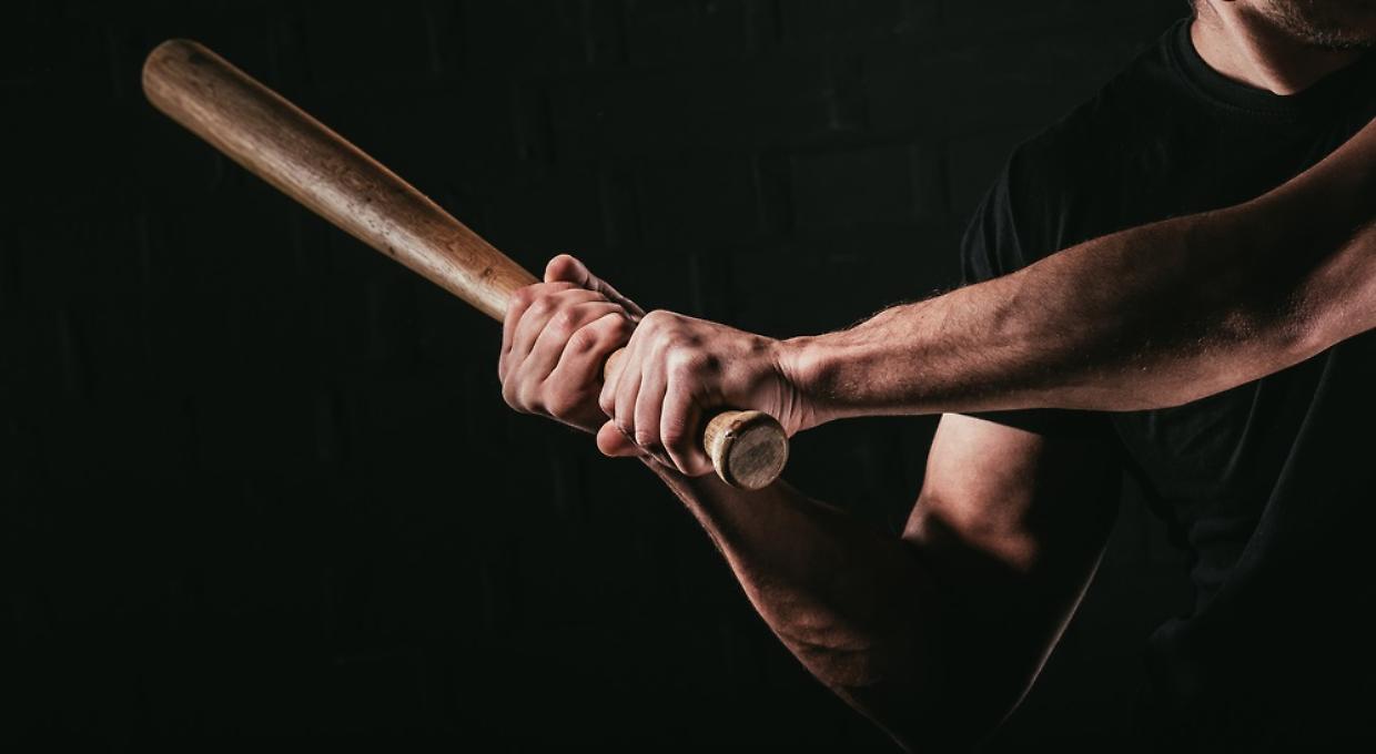 Padre insegue la figlia con una mazza da baseball: allontanato da casa a Medicina