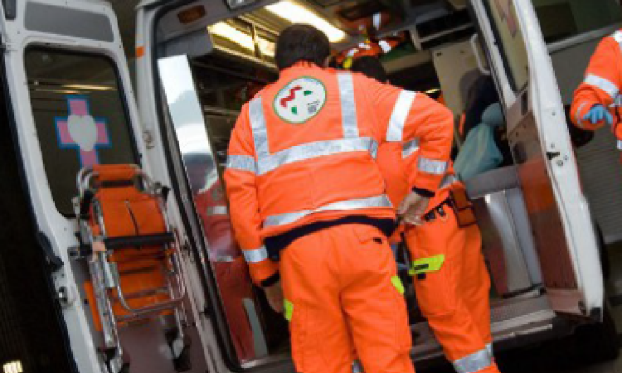 Donna trovata morta in strada a Reno Barca: indagini in corso 