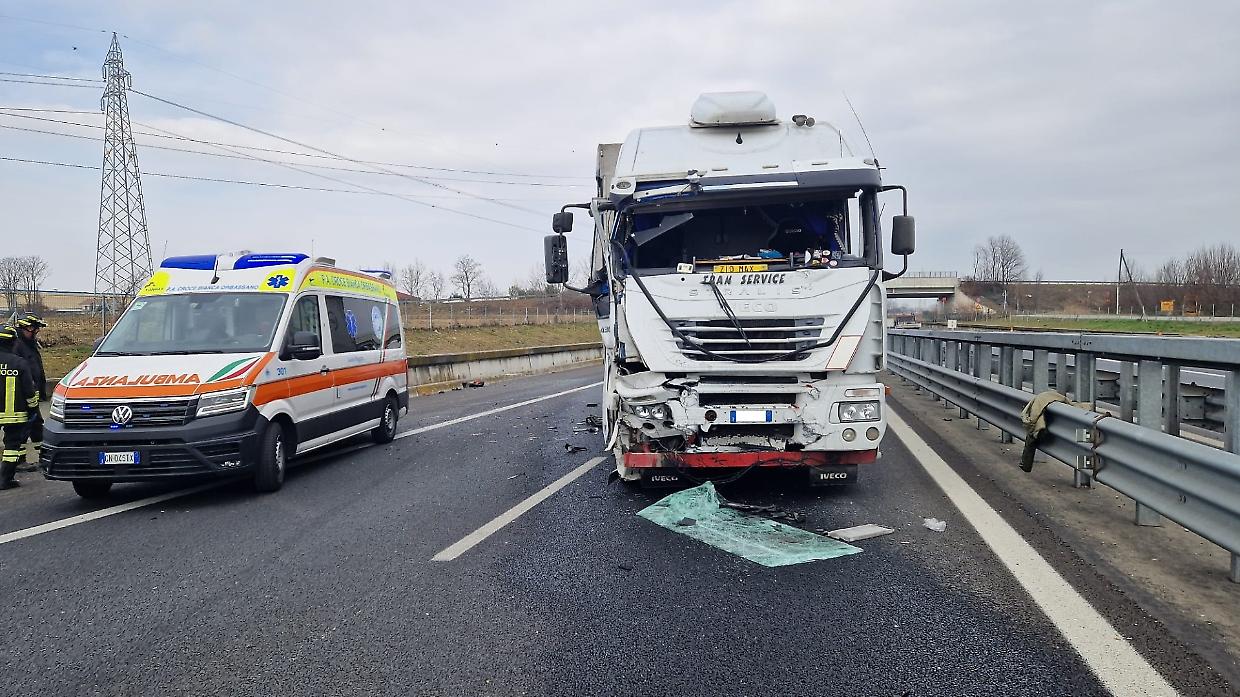 Camionista travolto da un altro mezzo pesante sull'A21 a Caorso: morto sul colpo