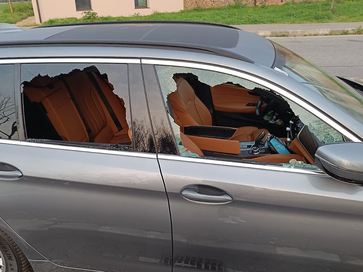 Vandali davanti alla stazione, spaccati i vetri delle auto in sosta