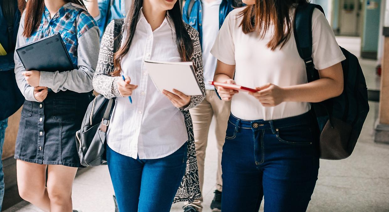 Professore indagato per adescamento: la scuola rimane in silenzio "per evidenti ragioni di riservatezza"