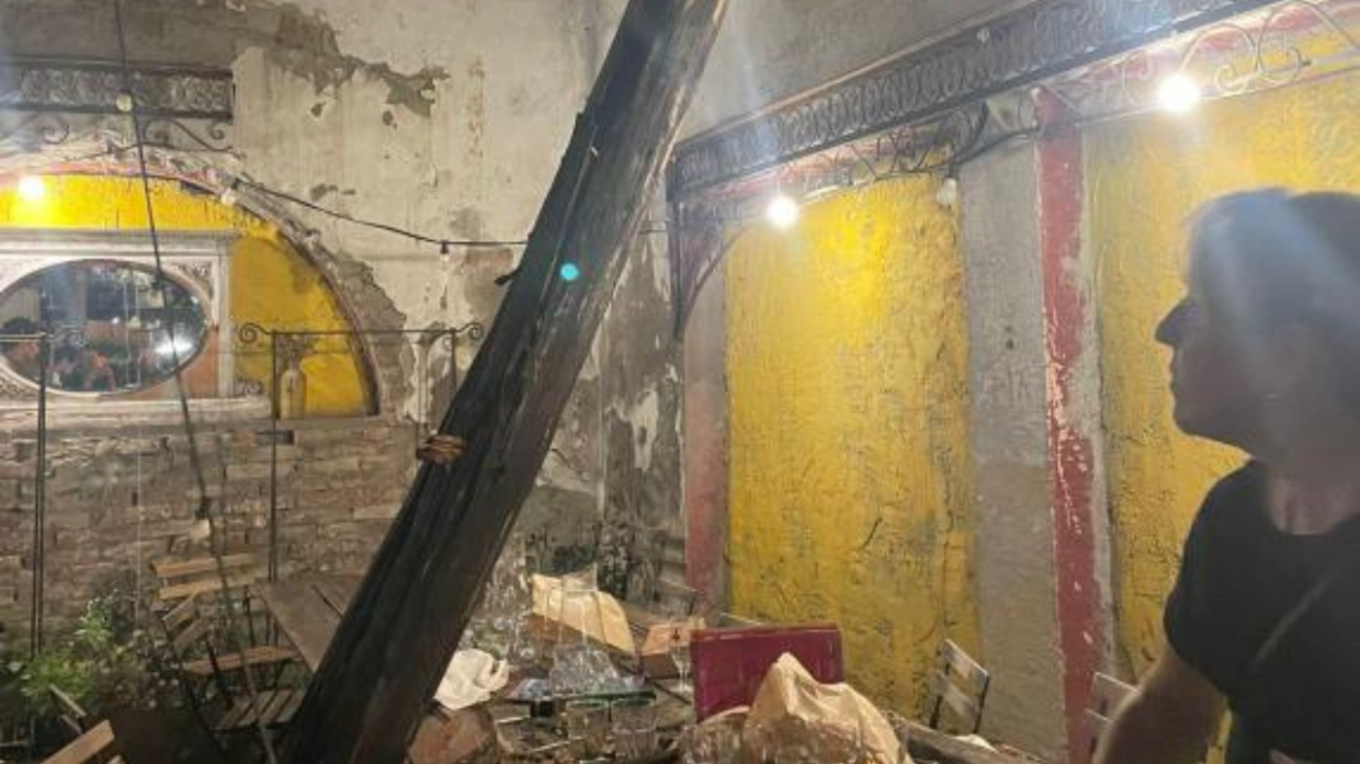 Incidente a Borgo Mameli: crolla una trave su un tavolo di medici, ferito l'anestesista
