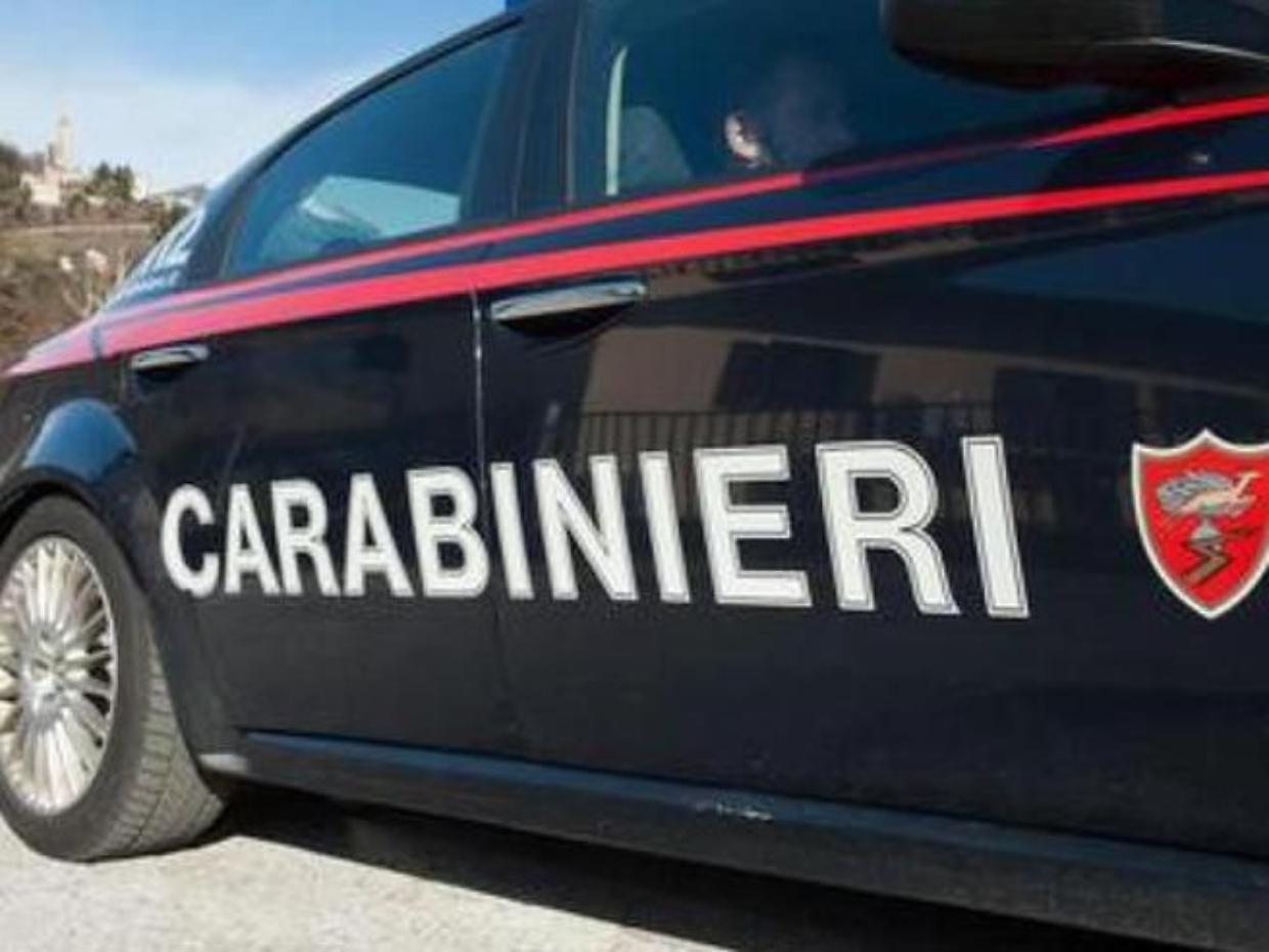 Sfondano la porta d'ingresso e rubano la cassa: colpo in un bar di Reggio Emilia