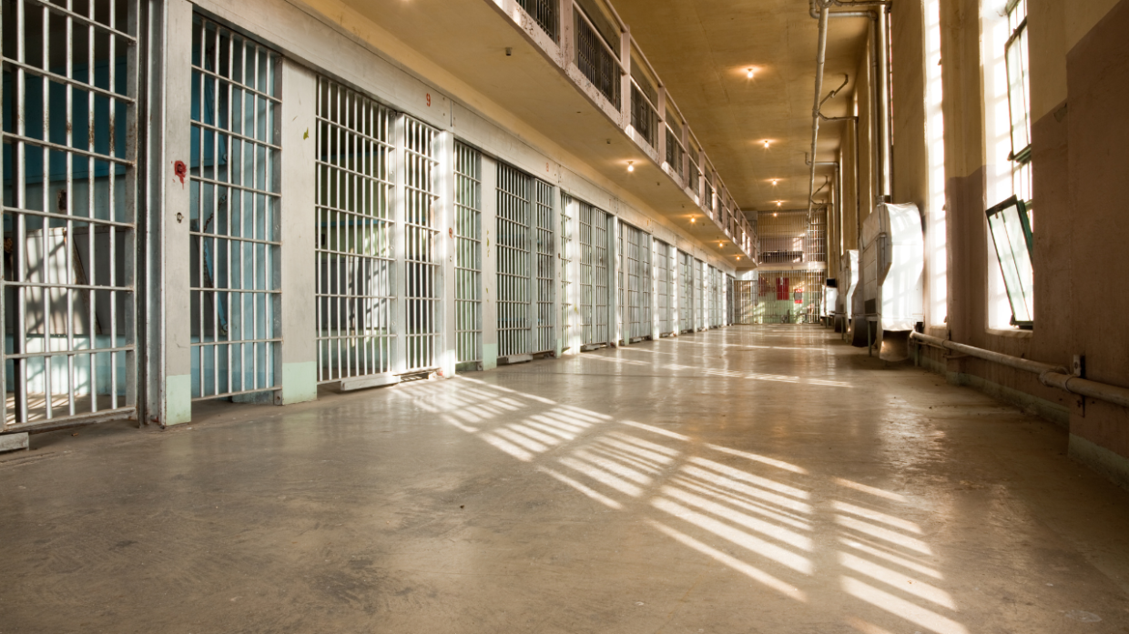 Caos in carcere: due poliziotti feriti durante una rissa tra detenuti