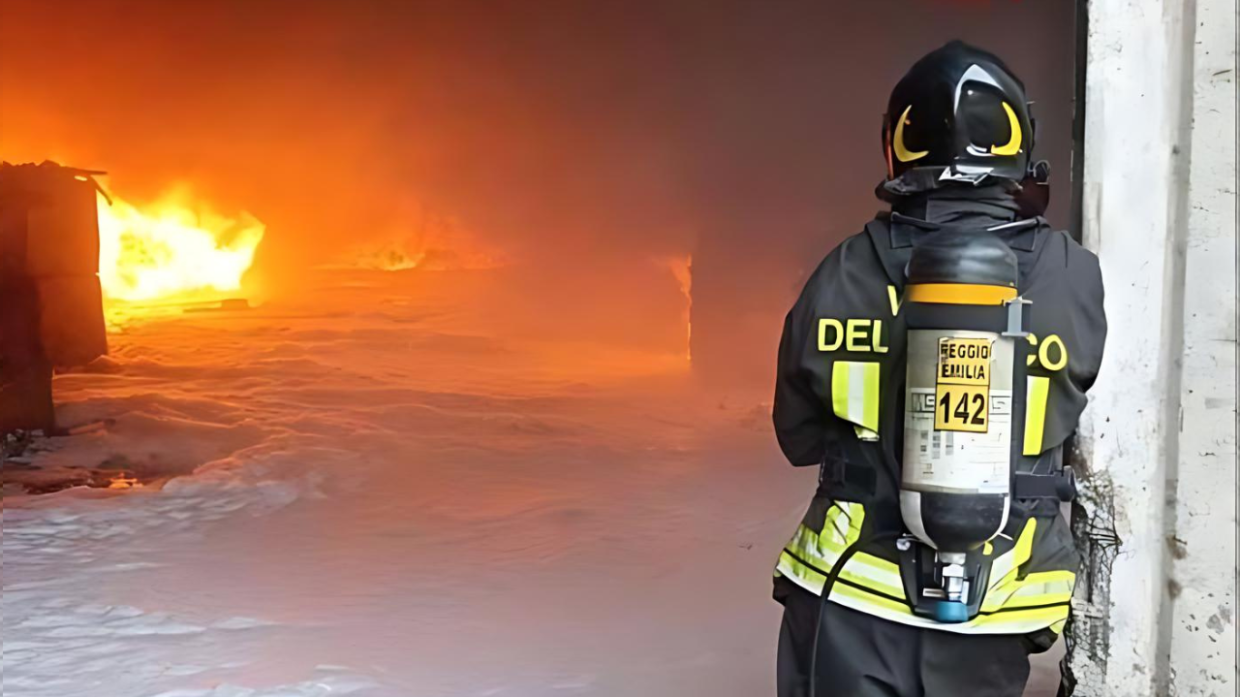 Incendio all'impianto I.Blu di Cadelbosco: Vigili del fuoco in azione dalle prime ore del mattino