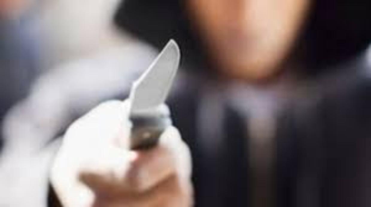 Bologna: minaccia un 14enne e gli ruba le scarpe. Arrestato 17enne