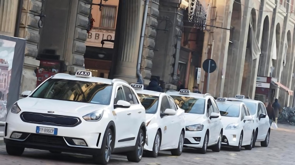 Il Tar dell'Emilia-Romagna conferma le nuove licenze taxi: vittoria per il Comune di Bologna