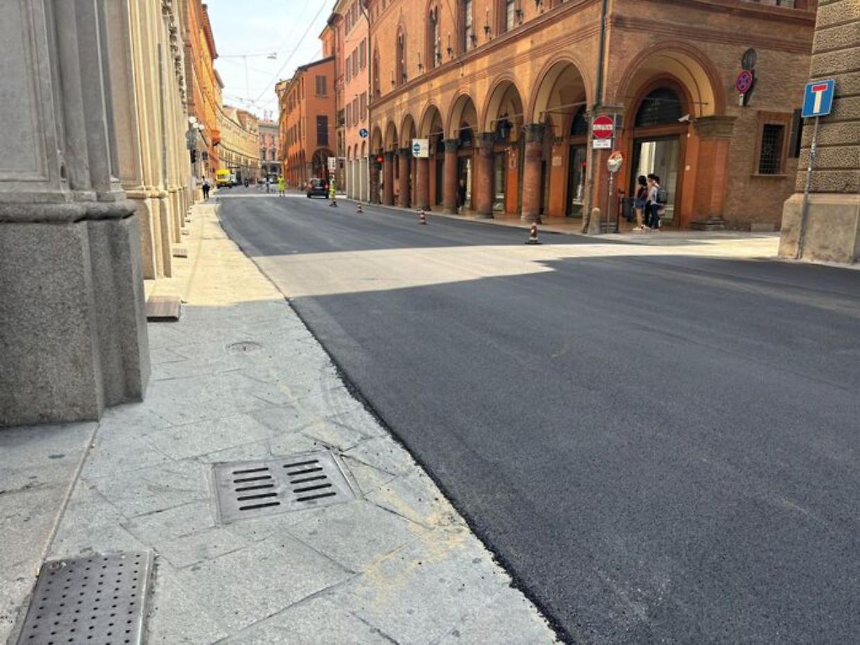 Bologna, asfalto sulle vie del centro storico: "Uno scempio". Ecco cosa sta succedendo