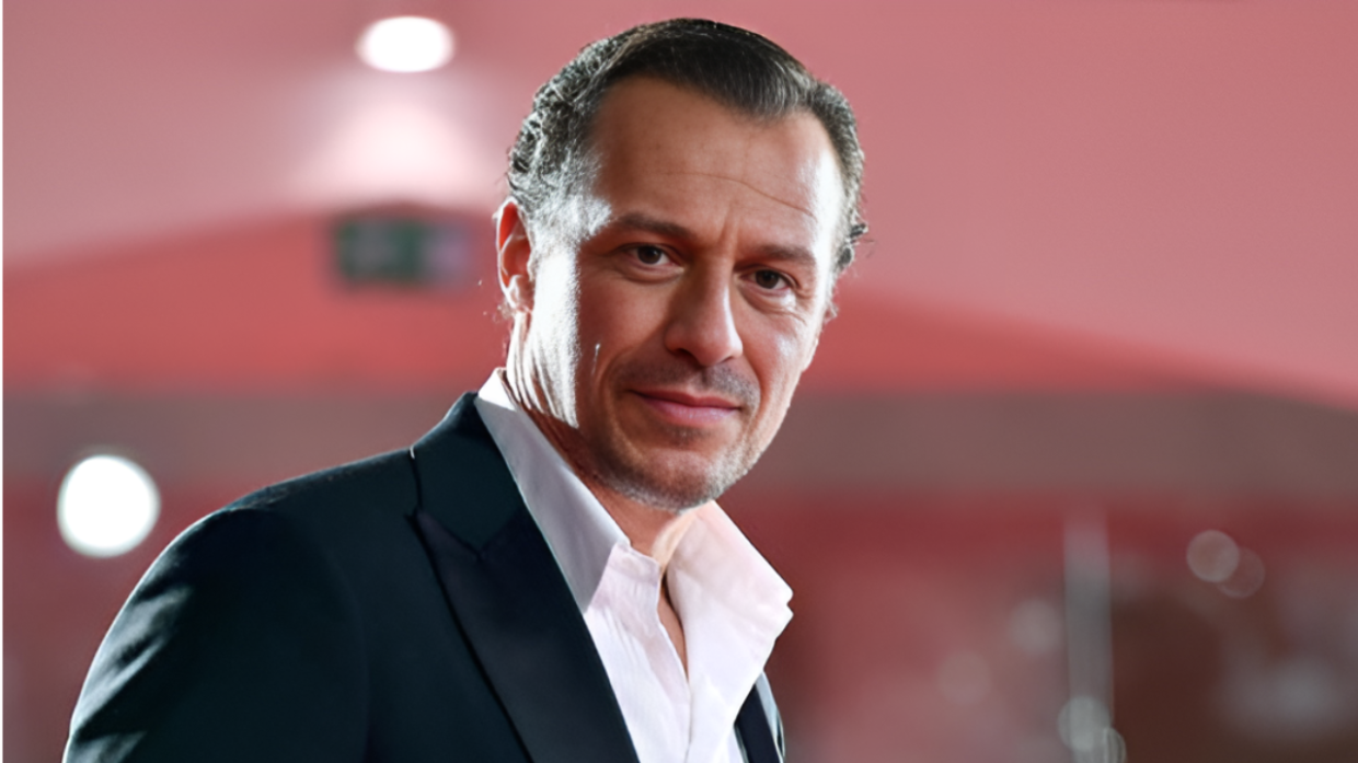 Stefano Accorsi in vacanza a Riccione: ricordi e confessioni di un ex bagnino