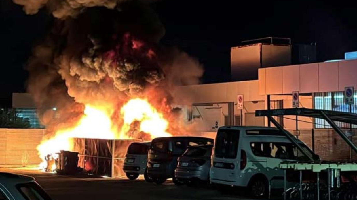 Scandiano: incendiata area rifiuti Coop, danneggiati due automezzi Auser