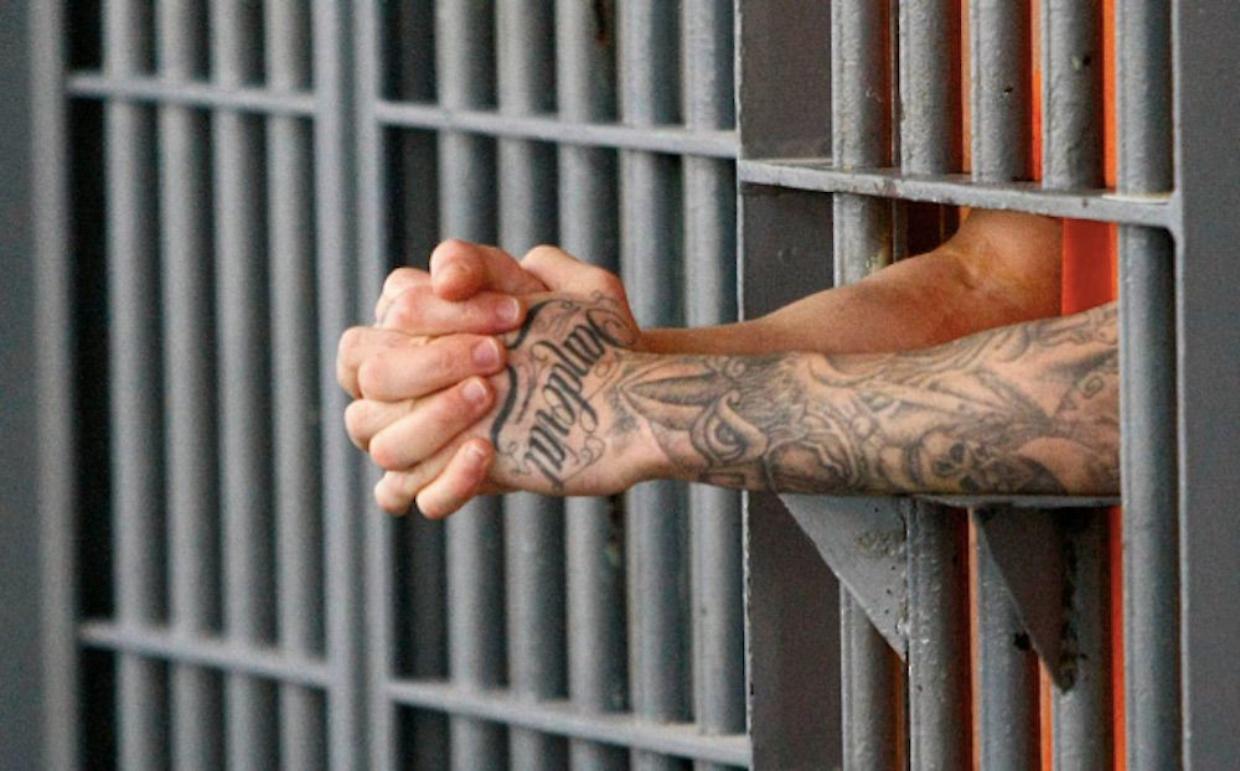 "Lo hanno torturato in carcere, vogliamo giustizia": attesa la sentenza per dieci agenti