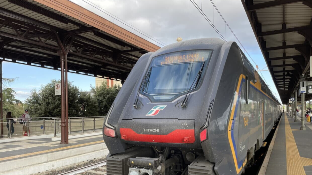 Guasto alla linea ferroviaria: treni cancellati e ritardi, pendolari nel caos