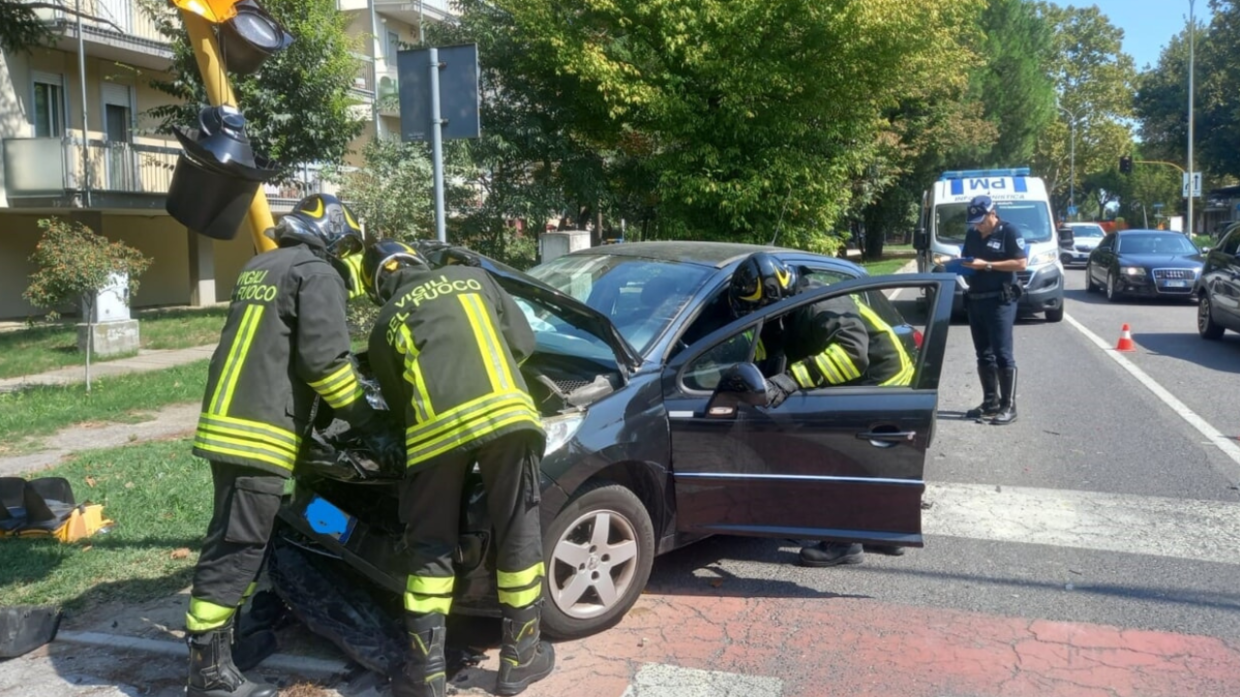 Ravenna: auto finisce contro il semaforo, ferita una donna di 77 anni