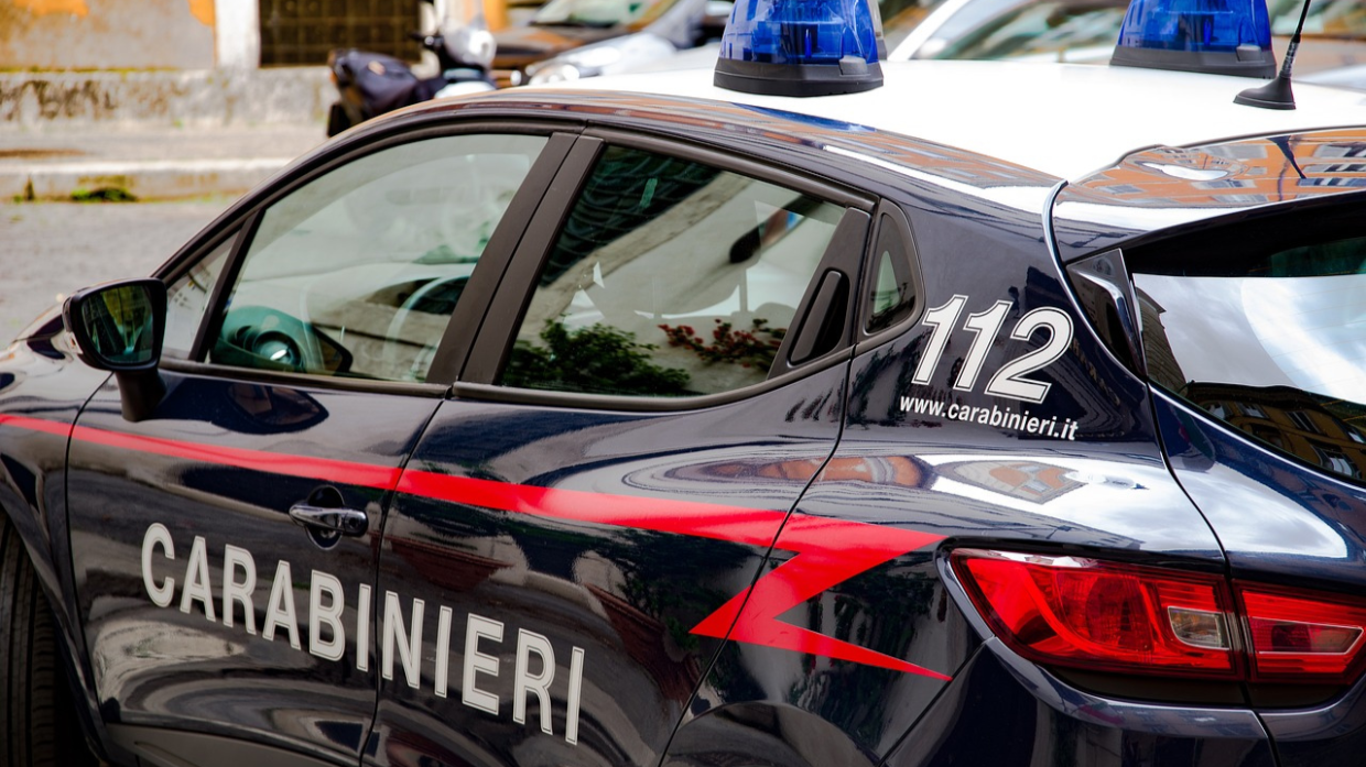 Scende dal taxi e viene derubato della collanina: denunciati due ventenni