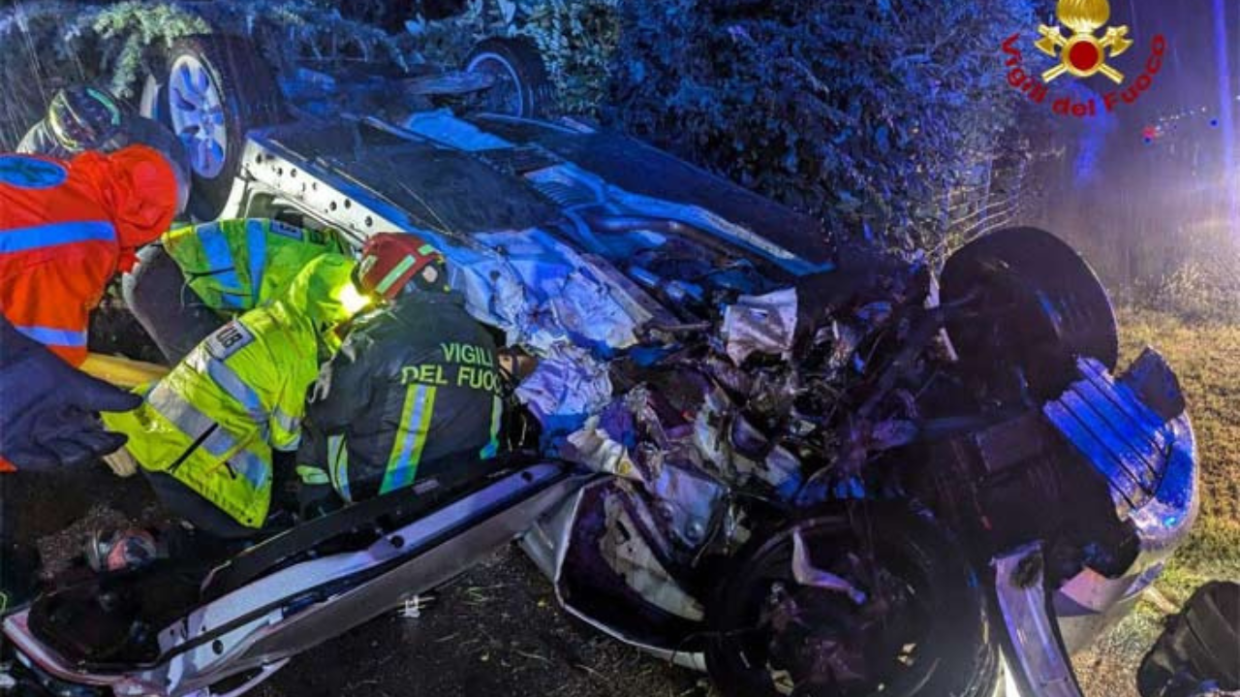Schianto a Savignano: vigili del fuoco salvano il conducente dalle lamiere