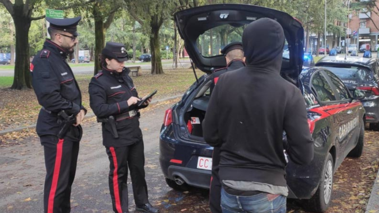 Reggio Emilia: 20enne Denunciato per Possesso di Pistola e Cartucce a Salve