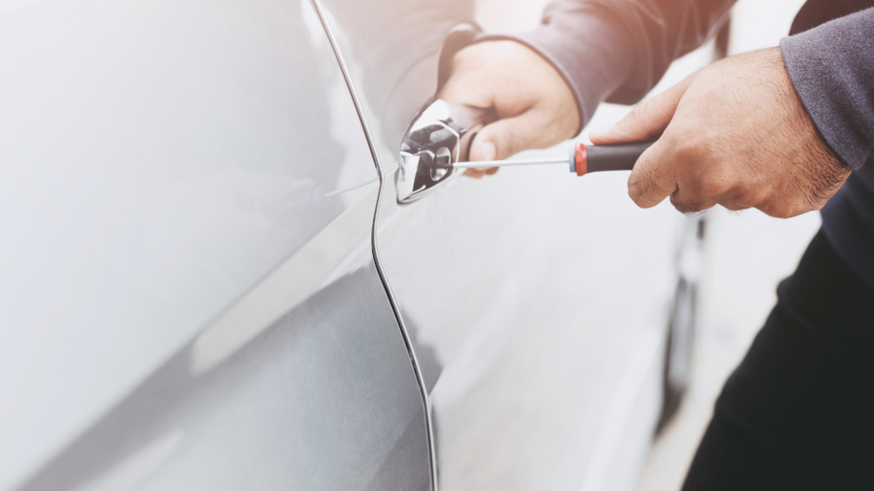 Reggio Emilia, sorpreso mentre ruba oggetti da auto parcheggiate: denunciato