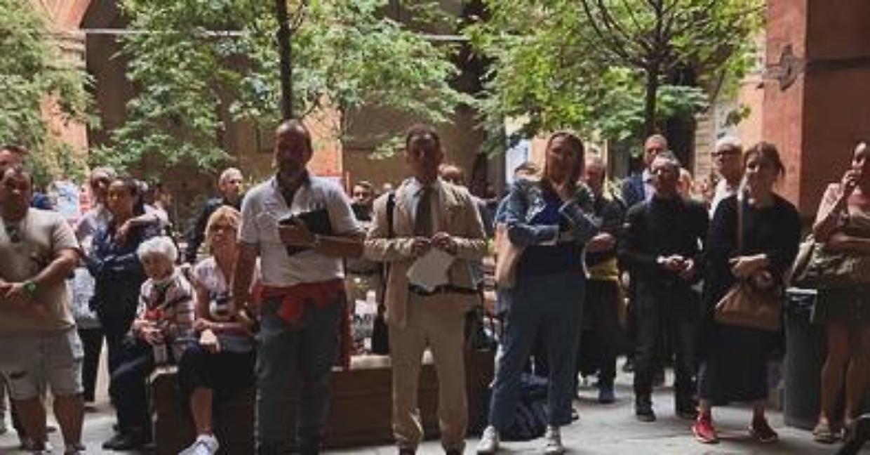 Bologna, i commercianti consegnano le chiavi dei negozi in Comune