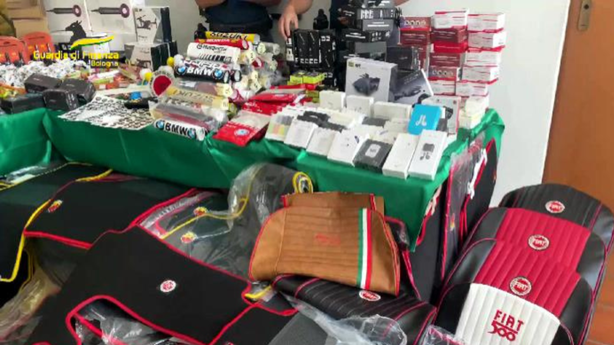 Blitz della finanza all'autodromo di Imola: sequestrati gadget contraffatti
