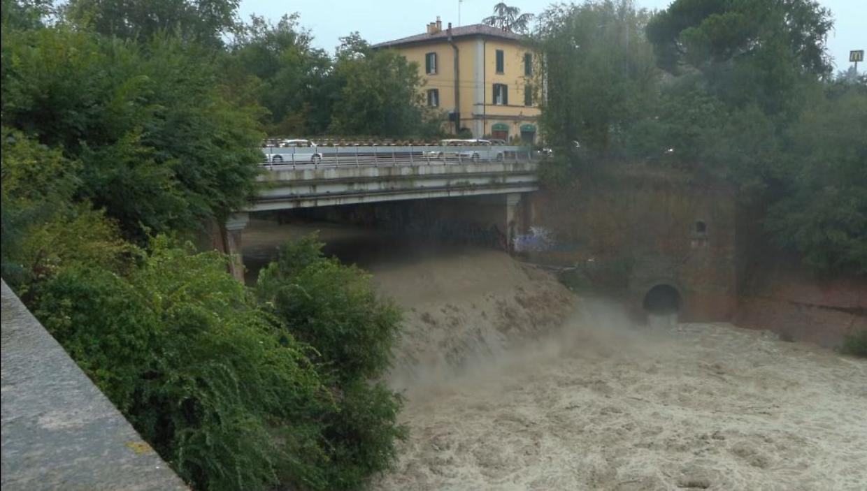 Allerta Rossa a Bologna: evacuazioni urgenti in zona San Ruffillo-Lungosavena per il rapido innalzamento del Savena