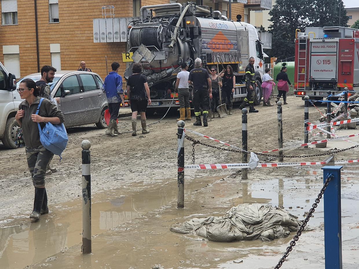 L’Emilia Romagna affonda di nuovo: la furia dell’acqua travolge tutto, da Bagnacavallo a Bologna. Due dispersi