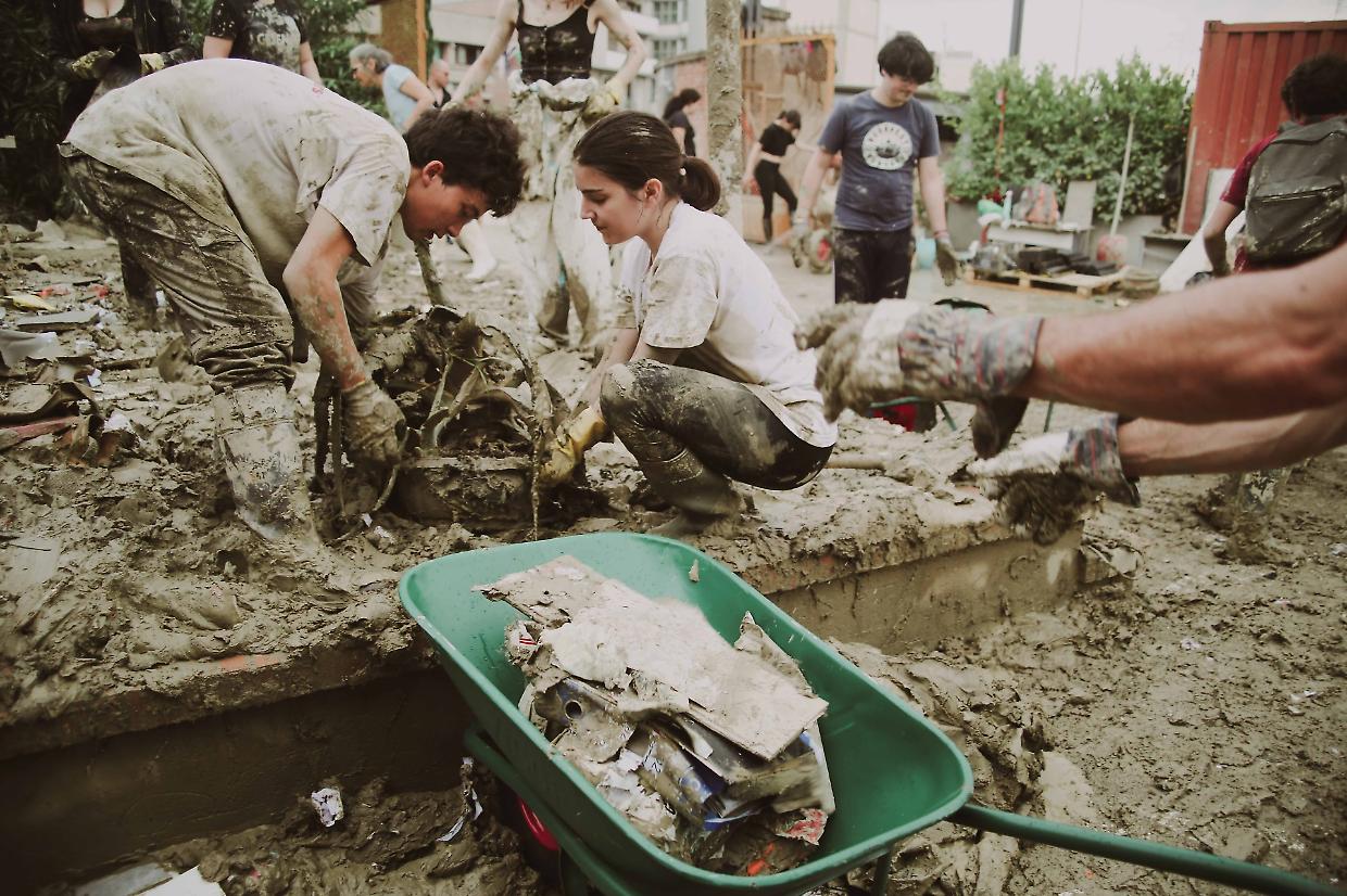 Bologna in ginocchio: autospurghi gratuiti per affrontare l'emergenza alluvione