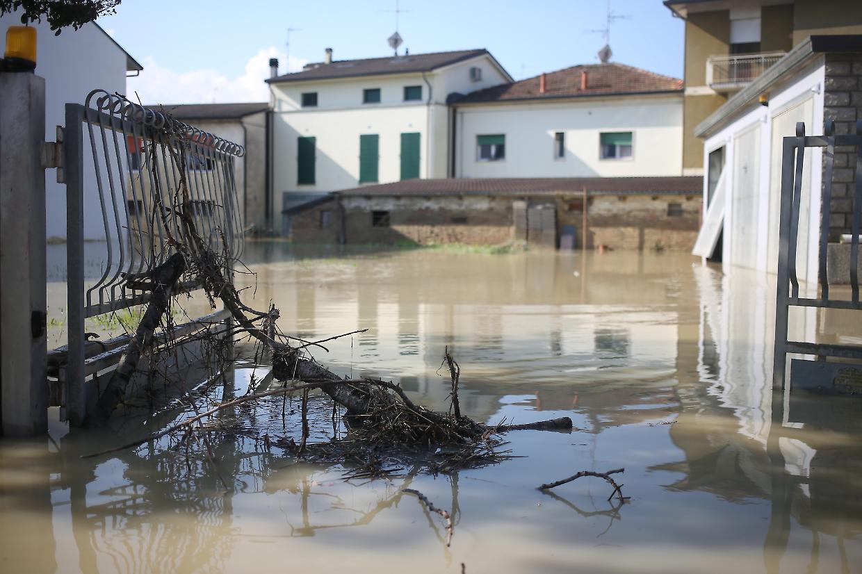 Due dispersi a Traversara: continuano le ricerche dopo il crollo della loro abitazione