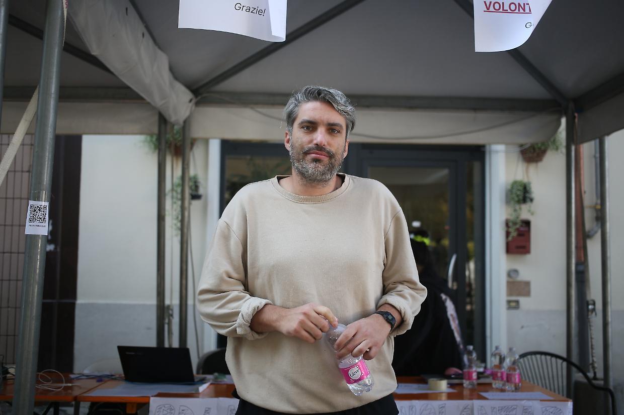 Faenza, l'assessore alle Politiche Sociali Davide Agresti al gazebo per i volontari IL VIDEO