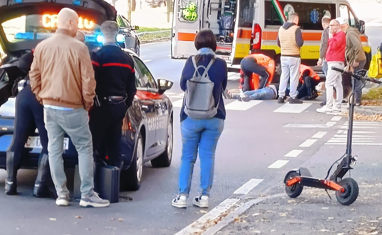 Rissa per un parcheggio: spunta una mannaia, interviene un carabiniere e si evita la tragedia