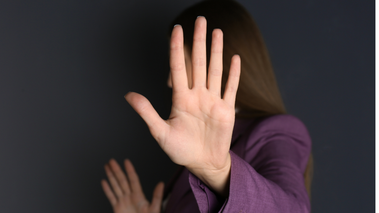 Stalking nel reggiano: 86enne perseguita una giovane donna e finisce nei guai