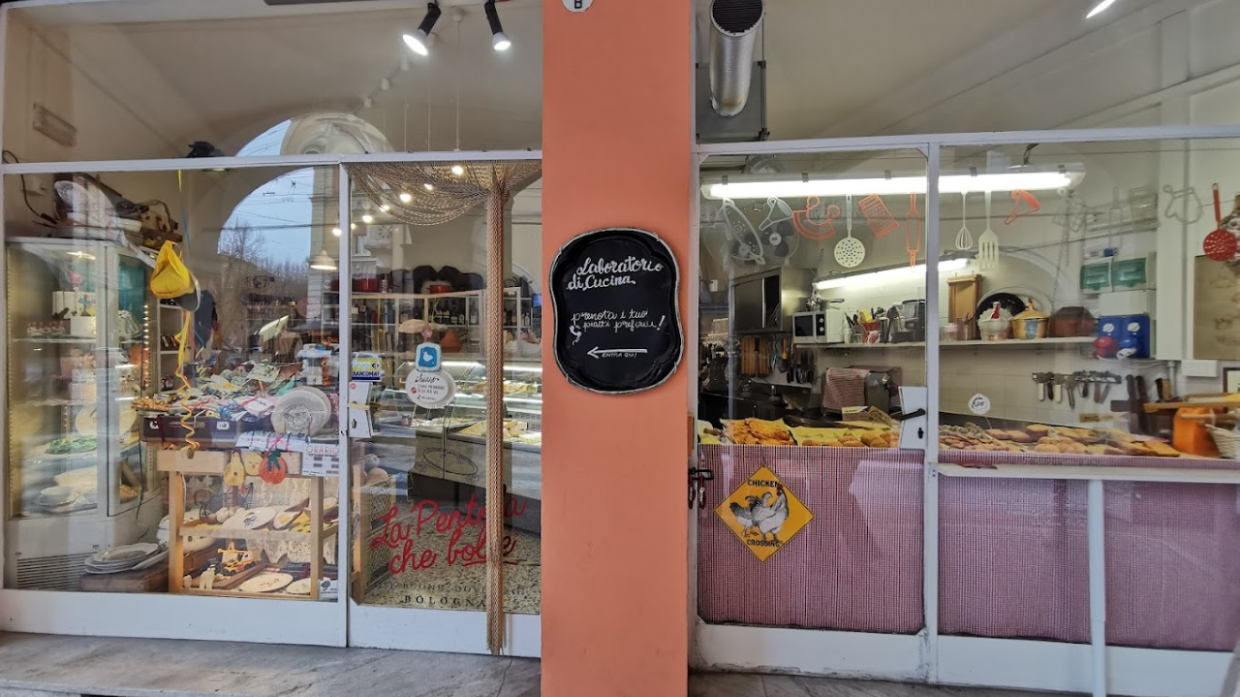 Bologna, ondata di furti notturni: colpiti negozi in via Santo Stefano