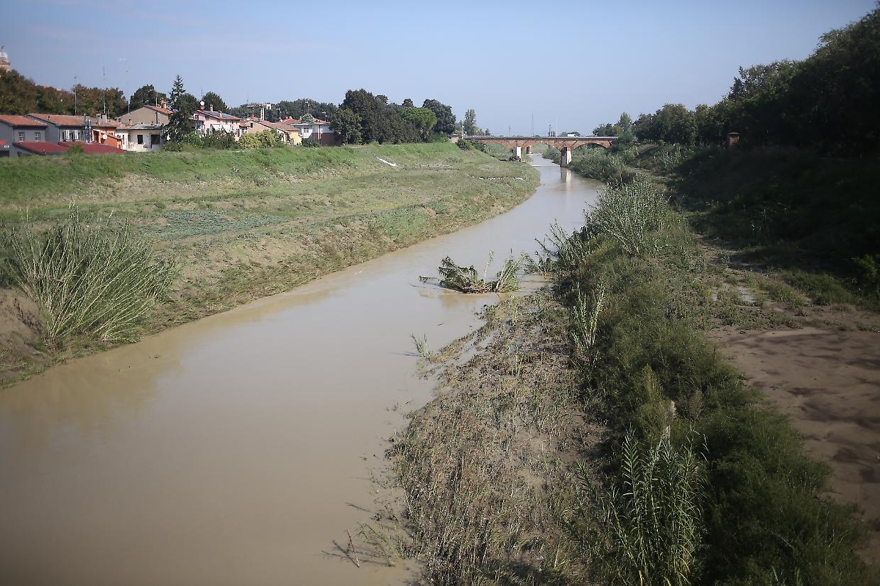 Faenza sotto assedio: nuovo muro di cemento e teloni per argini fragili contro l'ondata di maltempo