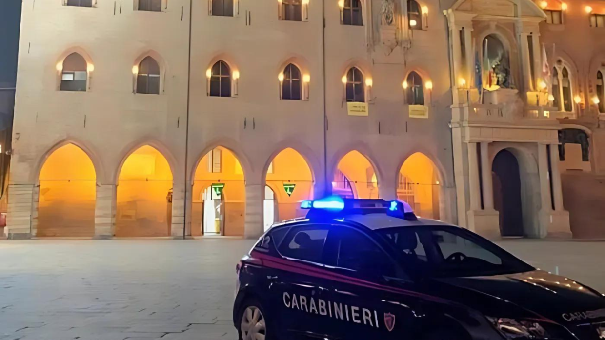 Bologna: donna molestata e fidanzato aggredito 