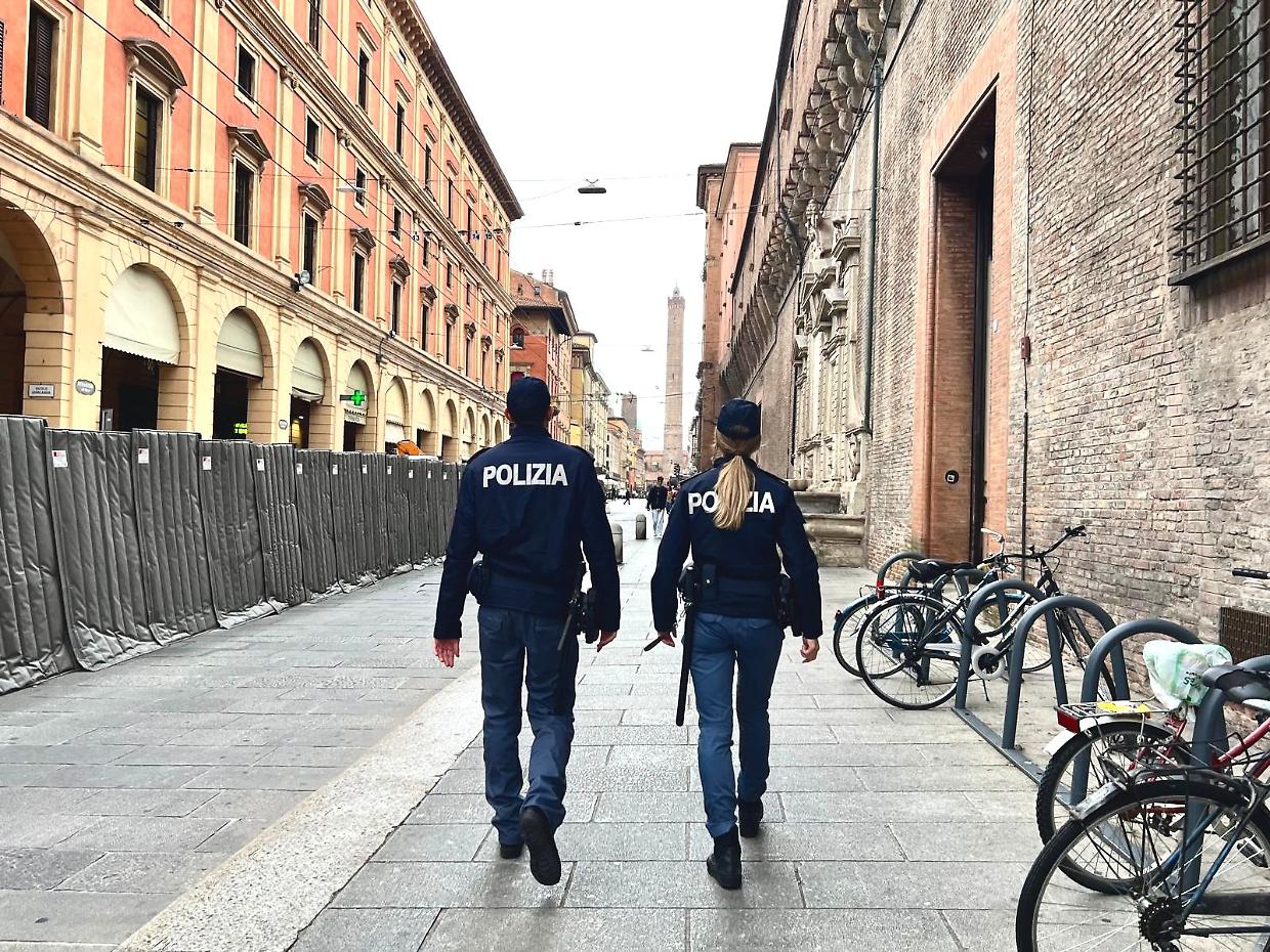 Operazione di polizia in piazza XX Settembre: arresti e sospensione di un bar