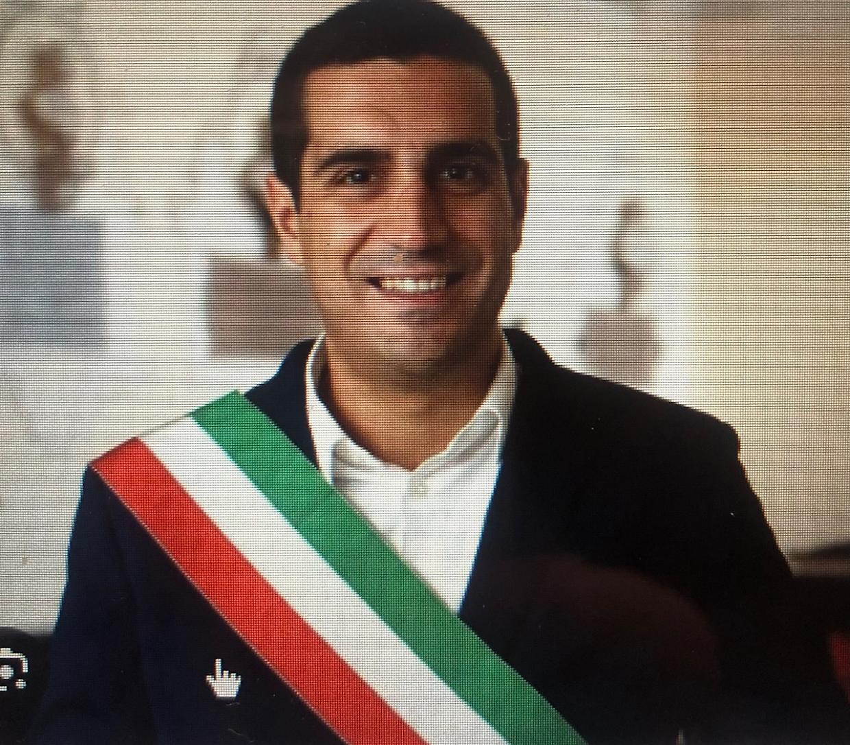 Il "bagnino" De Pascale tenta di aggrapparsi alla "ciambella" di Conte