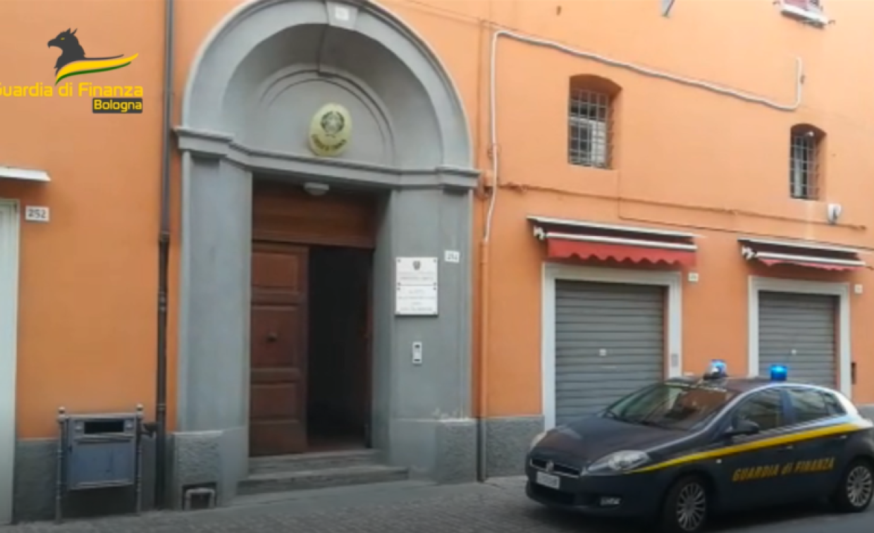 Imola: scoperta impresa cinese "Apri e chiudi", sequestrati macchinari e conti correnti 