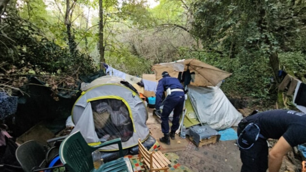 Sgomberato un accampamento abusivo sul Lungosavena