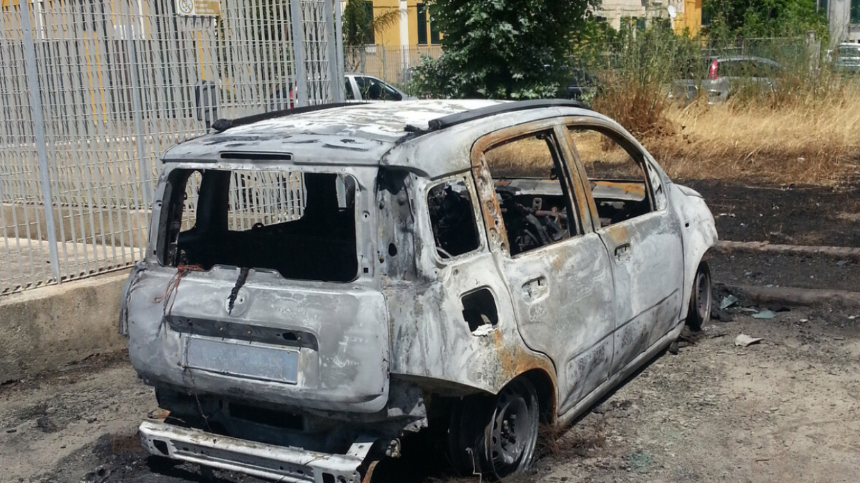 Il Piromane delle Panda Torna a Colpire: Un Passante Ferito nel Tentativo di Spegnere le Fiamme