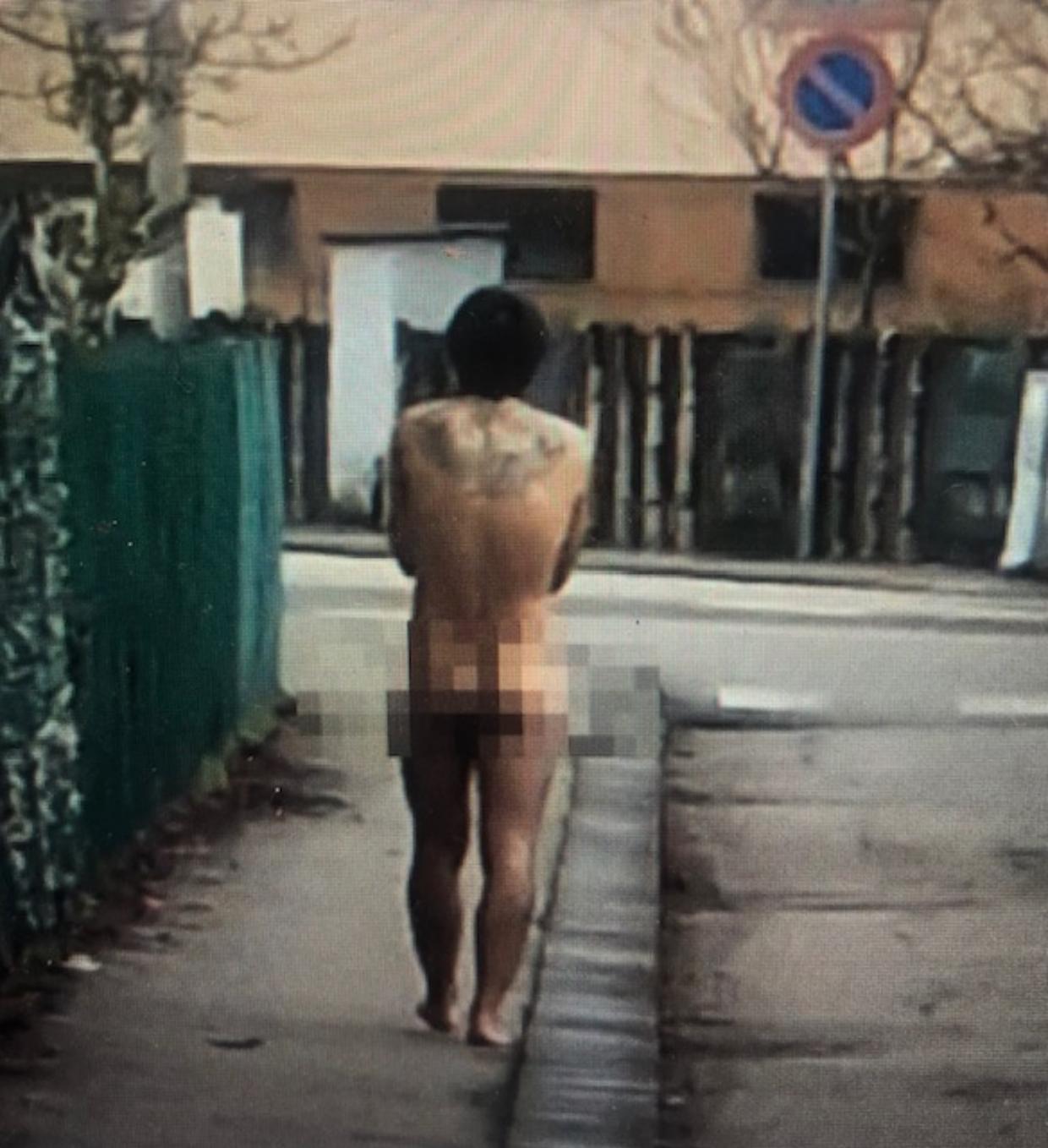 Un bolognese nudo sull'Autostrada Ferrara-Mare