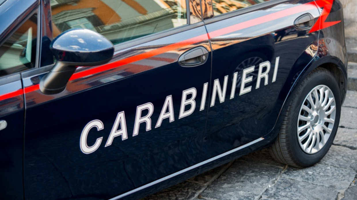 Aggressione a Reggio Emilia: giornalista colpito durante un servizio televisivo