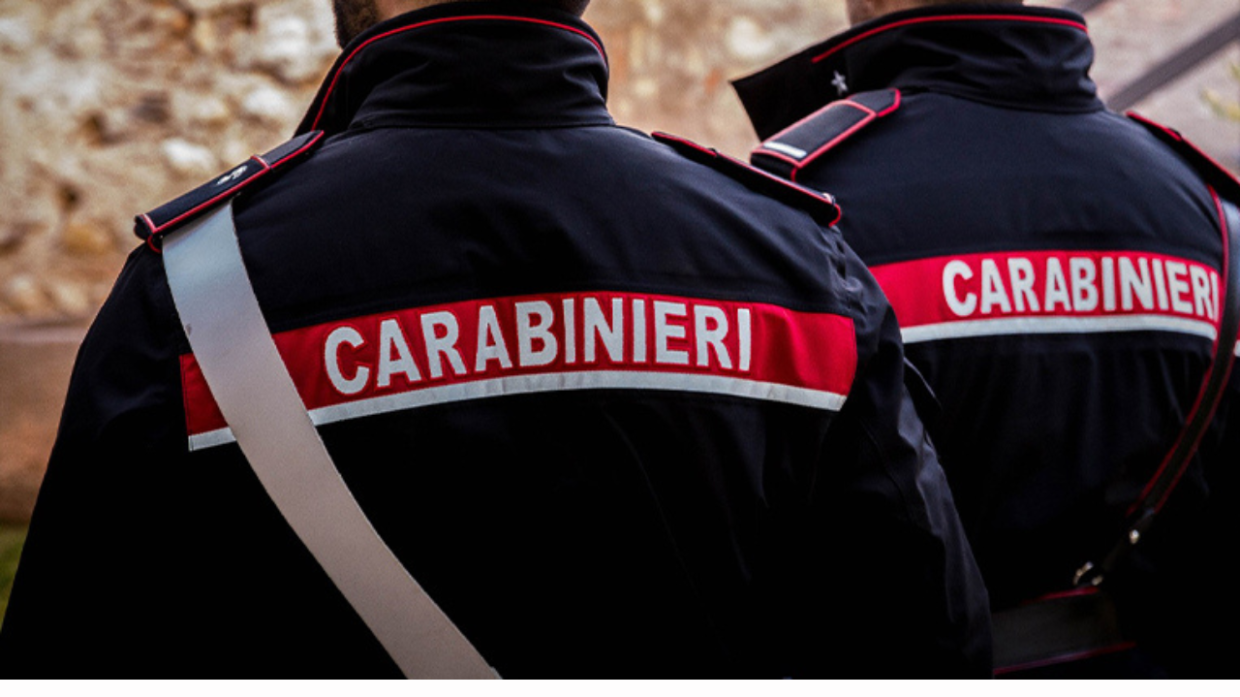 Correggio: sfonda la porta di un negozio rubando contanti e articoli