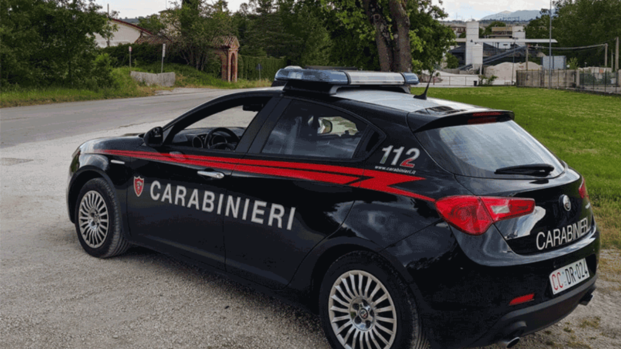 A piedi sulla statale Porrettana, tenta di aggredire i carabinieri: arrestato un 48enne