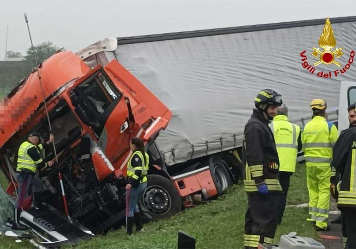 Tamponamento tra tir sulla A1: un ferito e traffico in tilt