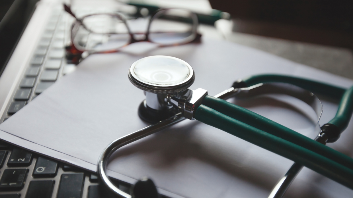 Dieci medici indagati a Forlì per truffa e assenteismo sistemico