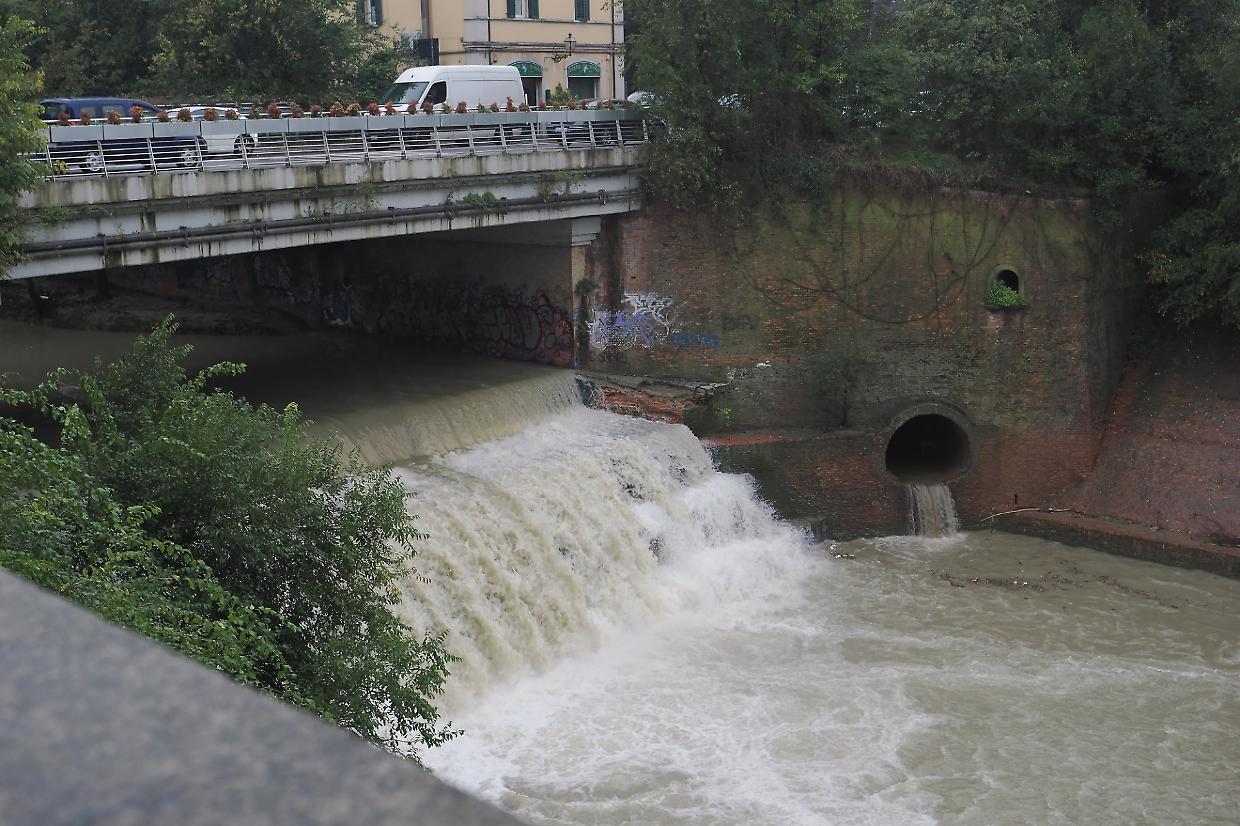 Bologna in emergenza: il torrente Ravone esonda, auto sommerse e strade chiuse